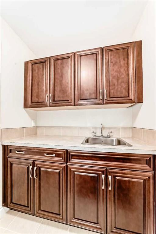 60 Hong Kong Road Sw, Calgary, AB - Indoor Photo Showing Kitchen
