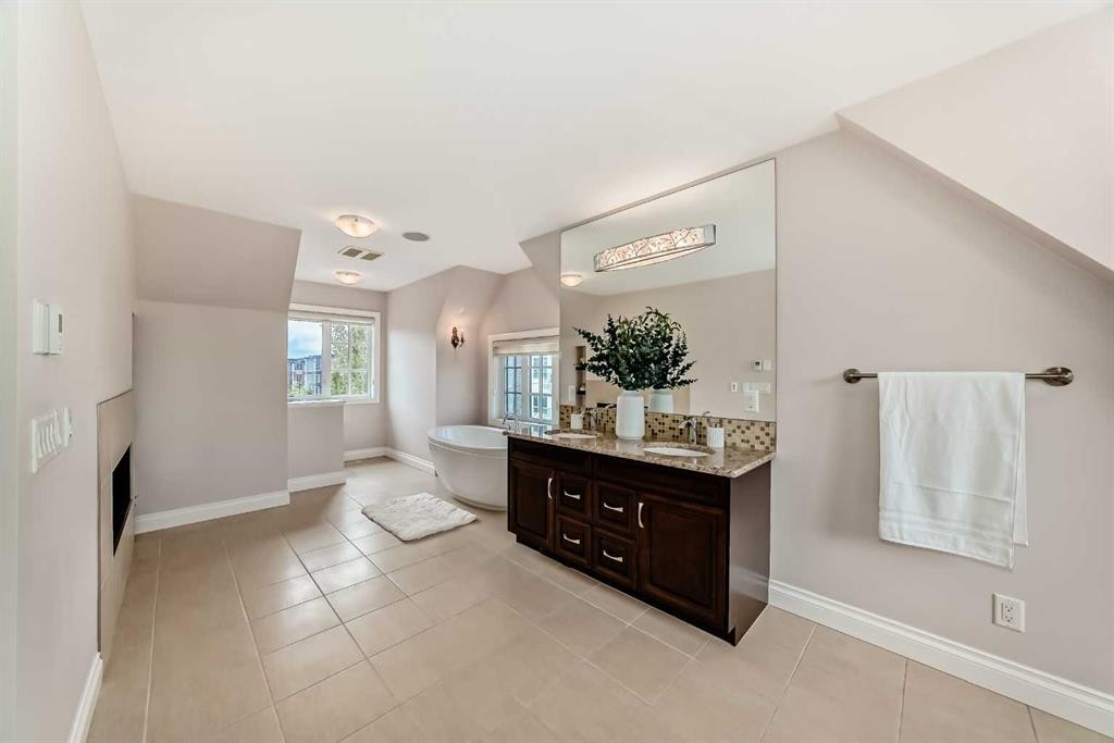 60 Hong Kong Road Sw, Calgary, AB - Indoor Photo Showing Bathroom