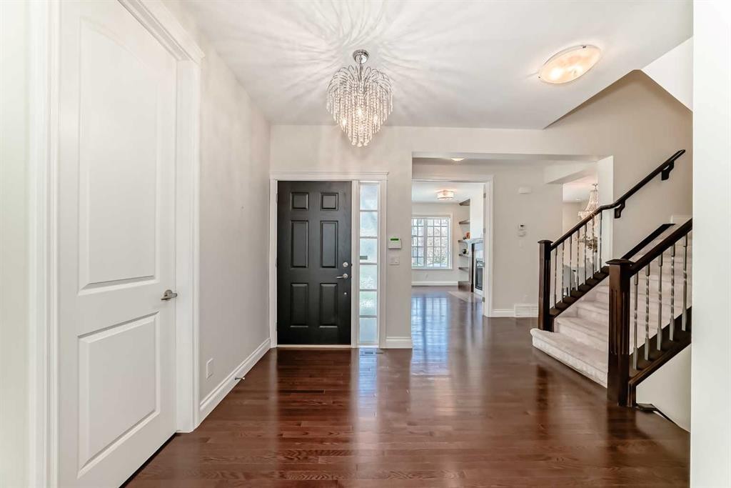 60 Hong Kong Road Sw, Calgary, AB - Indoor Photo Showing Other Room