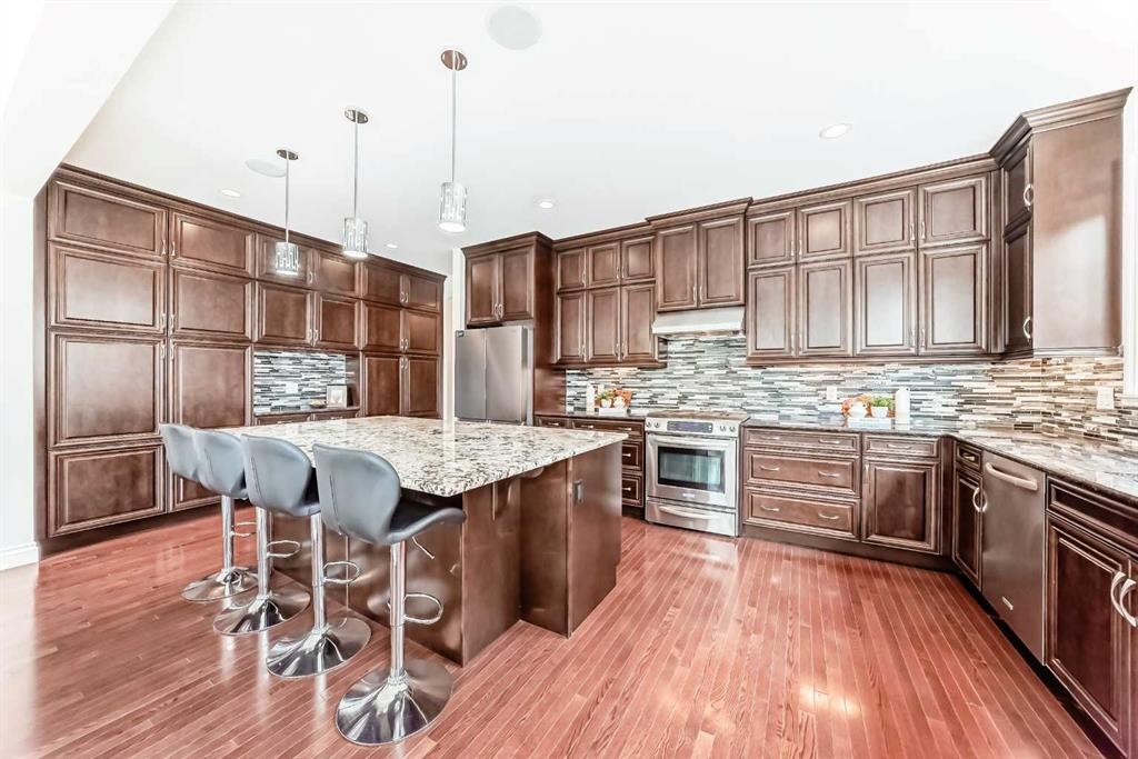 60 Hong Kong Road Sw, Calgary, AB - Indoor Photo Showing Kitchen With Upgraded Kitchen