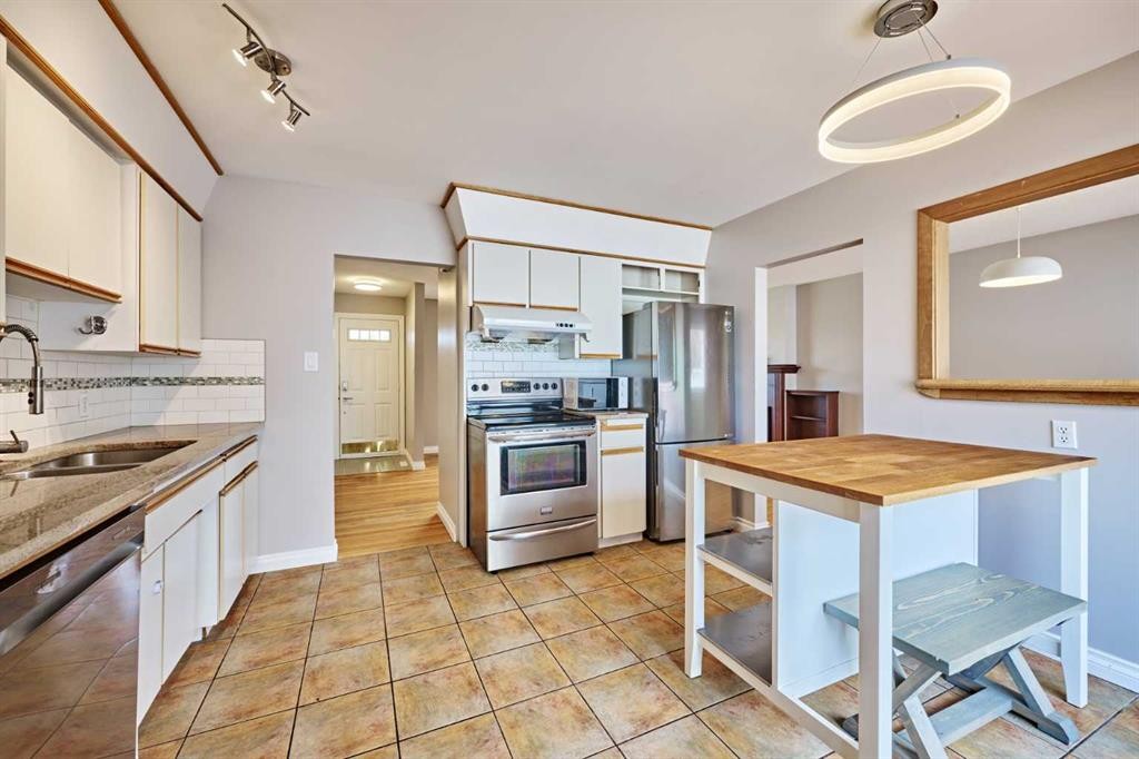 612 101 Avenue Sw, Calgary, AB - Indoor Photo Showing Kitchen With Double Sink