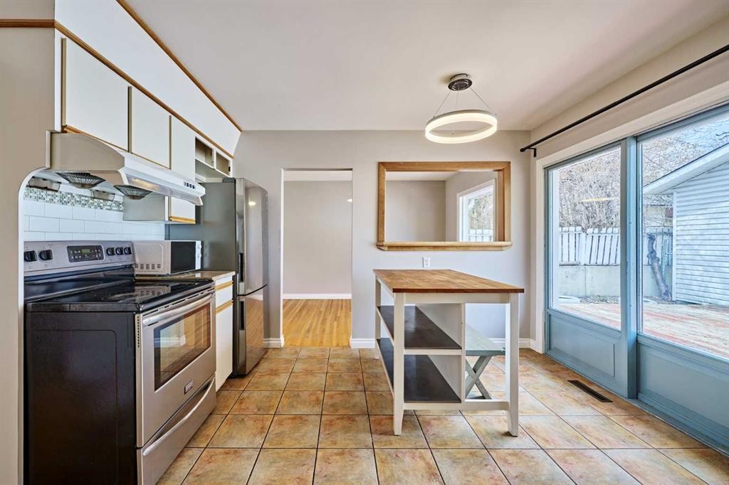 612 101 Avenue Sw, Calgary, AB - Indoor Photo Showing Other Room