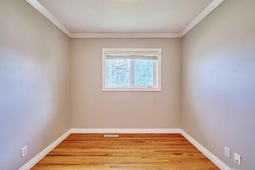 612 101 Avenue Sw, Calgary, AB - Indoor Photo Showing Other Room