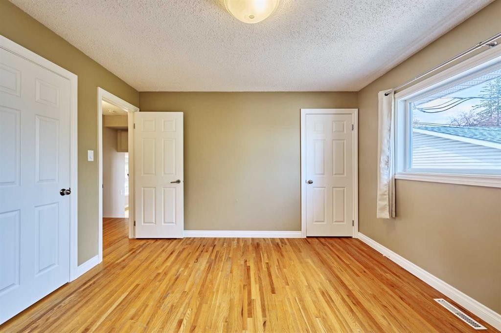 612 101 Avenue Sw, Calgary, AB - Indoor Photo Showing Other Room
