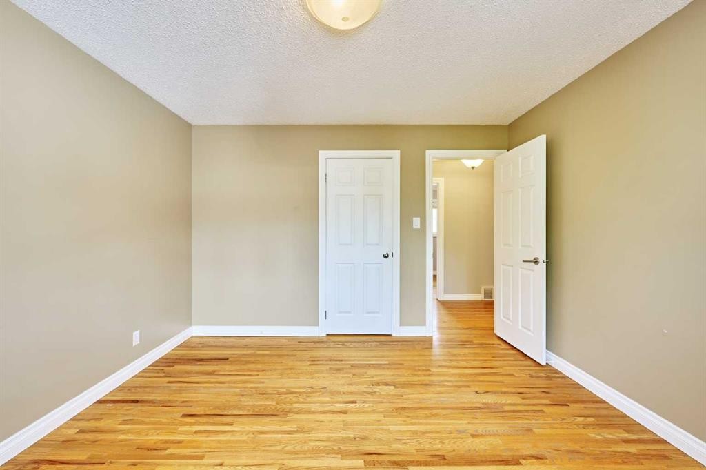 612 101 Avenue Sw, Calgary, AB - Indoor Photo Showing Other Room