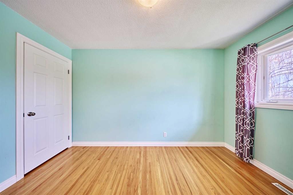 612 101 Avenue Sw, Calgary, AB - Indoor Photo Showing Other Room