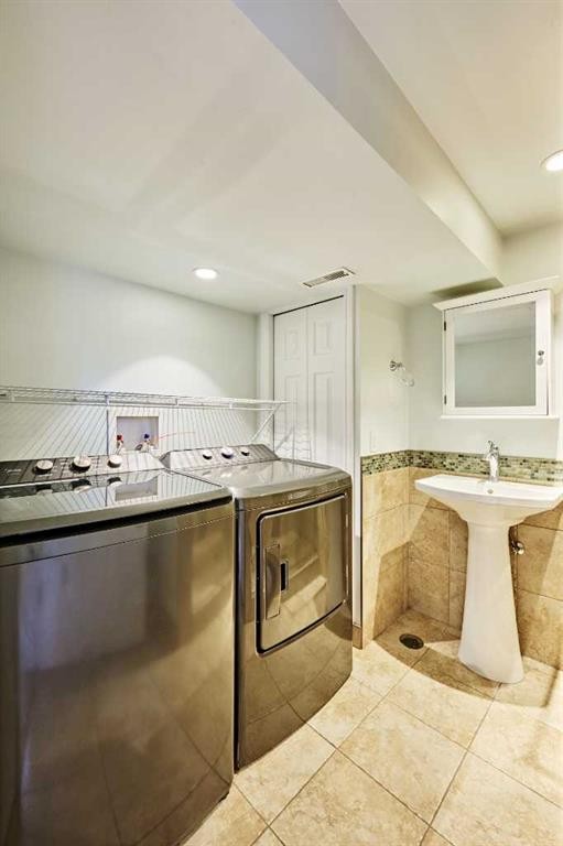 612 101 Avenue Sw, Calgary, AB - Indoor Photo Showing Laundry Room