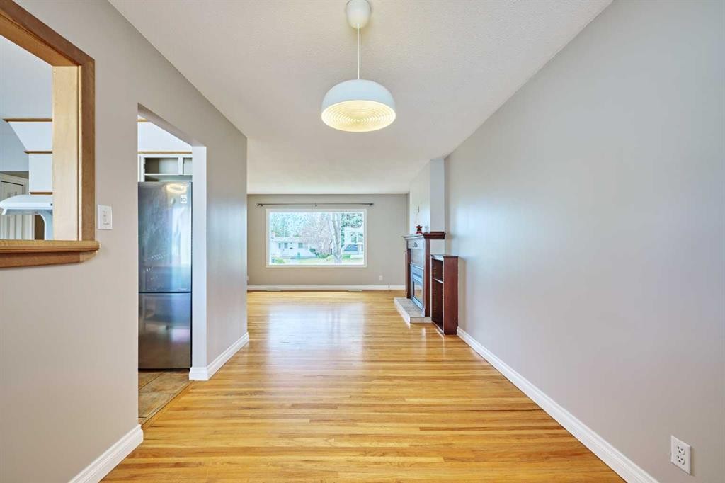 612 101 Avenue Sw, Calgary, AB - Indoor Photo Showing Other Room