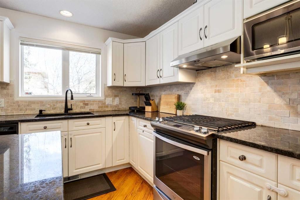 439 Mountain Park Drive Se, Calgary, AB - Indoor Photo Showing Kitchen