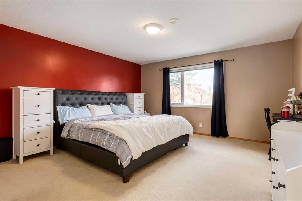 439 Mountain Park Drive Se, Calgary, AB - Indoor Photo Showing Bedroom