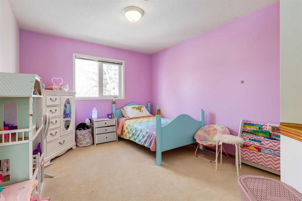 439 Mountain Park Drive Se, Calgary, AB - Indoor Photo Showing Bedroom