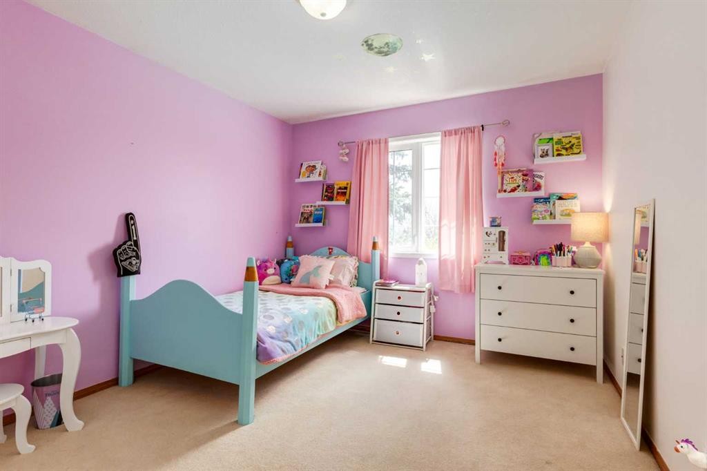 439 Mountain Park Drive Se, Calgary, AB - Indoor Photo Showing Bedroom