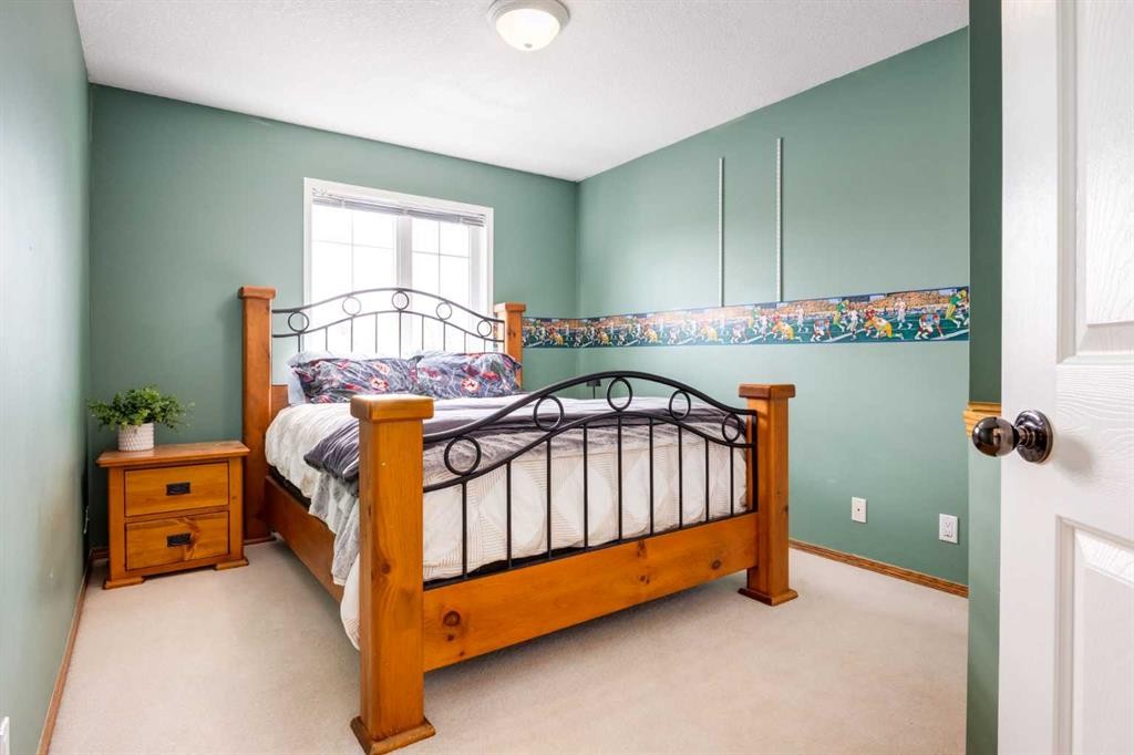 439 Mountain Park Drive Se, Calgary, AB - Indoor Photo Showing Bedroom