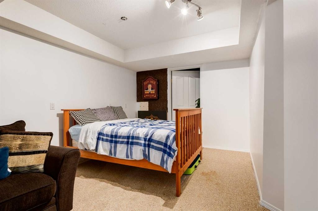 439 Mountain Park Drive Se, Calgary, AB - Indoor Photo Showing Bedroom