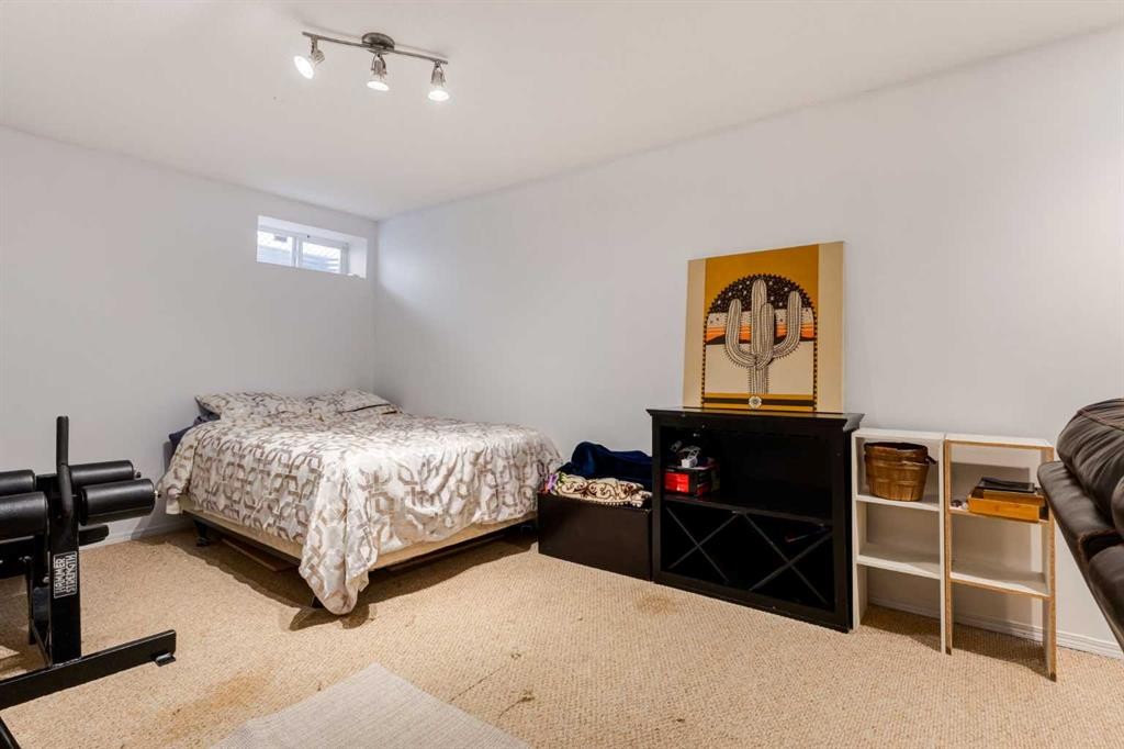 439 Mountain Park Drive Se, Calgary, AB - Indoor Photo Showing Bedroom