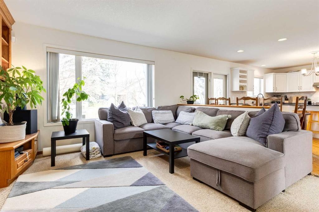 439 Mountain Park Drive Se, Calgary, AB - Indoor Photo Showing Living Room