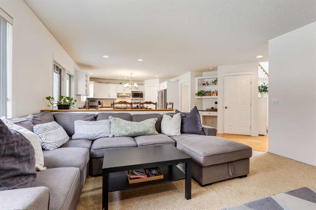 439 Mountain Park Drive Se, Calgary, AB - Indoor Photo Showing Living Room