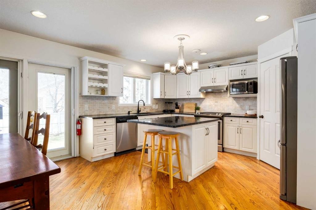 439 Mountain Park Drive Se, Calgary, AB - Indoor Photo Showing Kitchen With Upgraded Kitchen