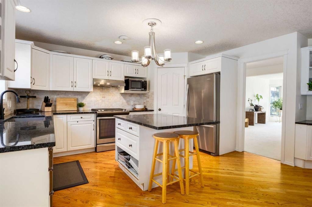 439 Mountain Park Drive Se, Calgary, AB - Indoor Photo Showing Kitchen With Upgraded Kitchen