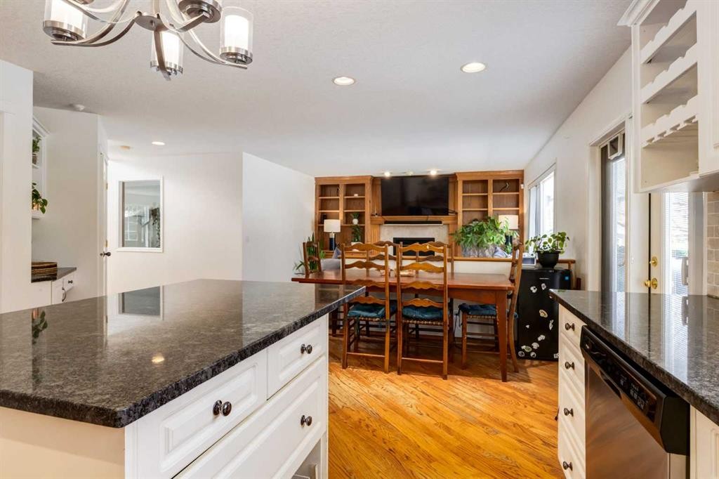 439 Mountain Park Drive Se, Calgary, AB - Indoor Photo Showing Kitchen With Upgraded Kitchen