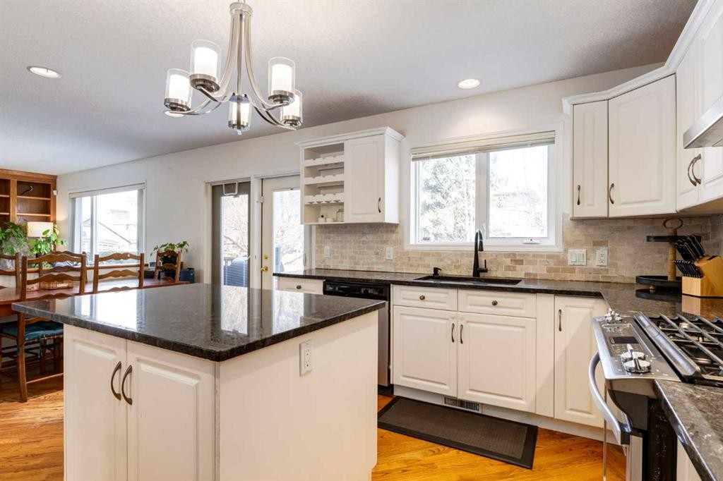 439 Mountain Park Drive Se, Calgary, AB - Indoor Photo Showing Kitchen