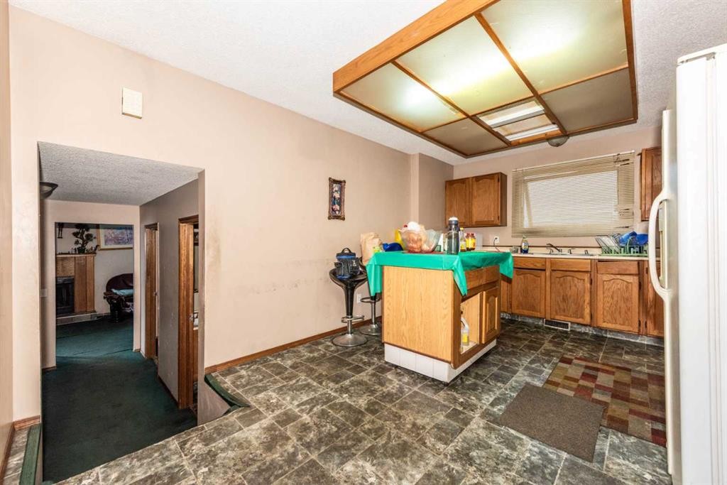 27 Ventura Way Ne, Calgary, AB - Indoor Photo Showing Other Room