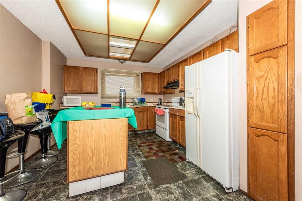 27 Ventura Way Ne, Calgary, AB - Indoor Photo Showing Kitchen