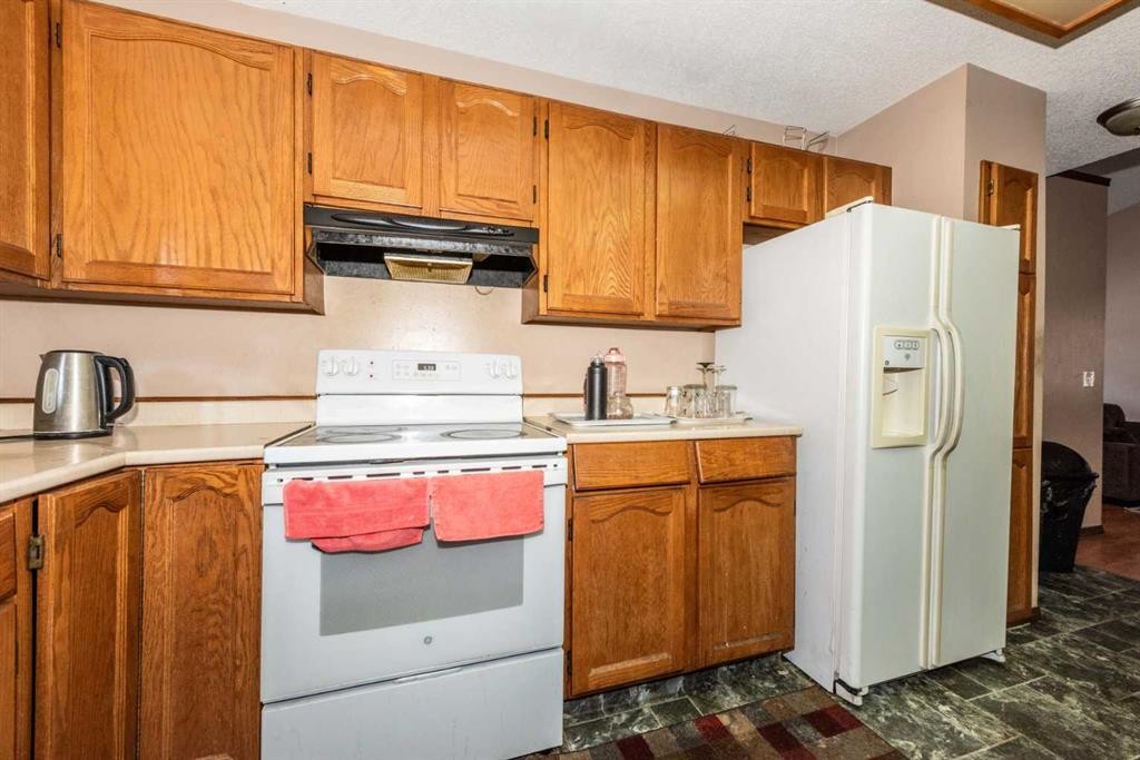 27 Ventura Way Ne, Calgary, AB - Indoor Photo Showing Kitchen