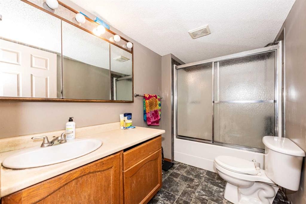 27 Ventura Way Ne, Calgary, AB - Indoor Photo Showing Bathroom