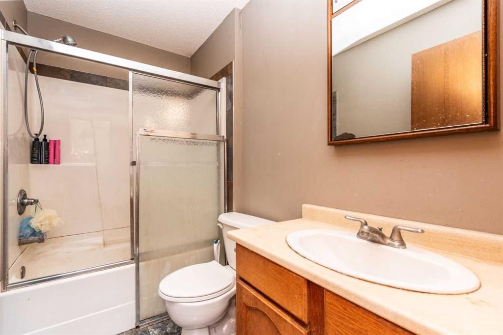 27 Ventura Way Ne, Calgary, AB - Indoor Photo Showing Bathroom