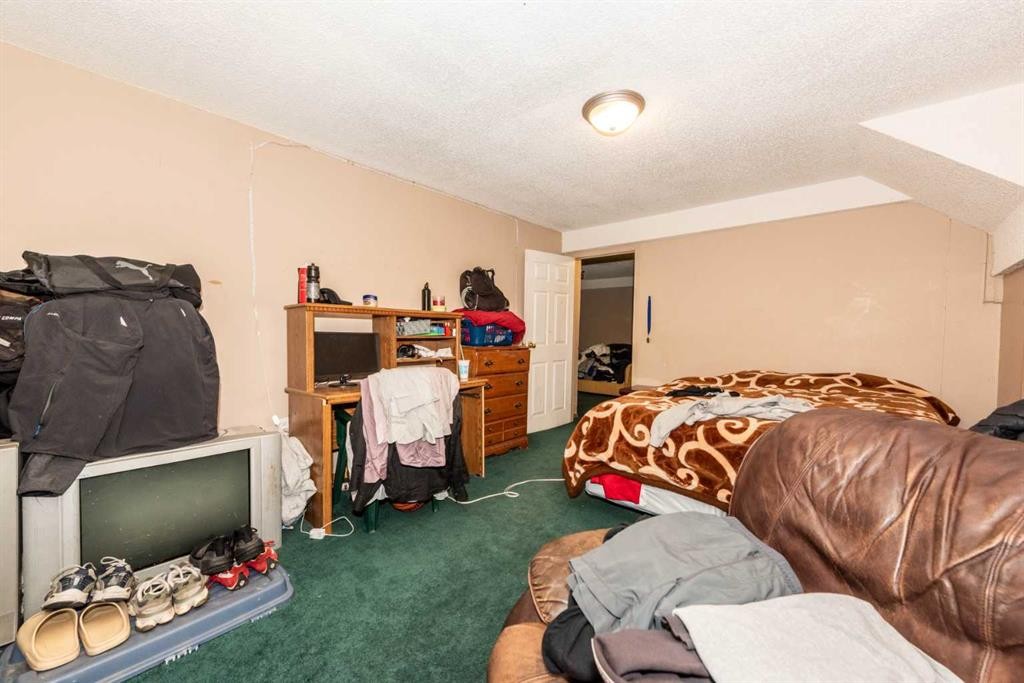 27 Ventura Way Ne, Calgary, AB - Indoor Photo Showing Bedroom
