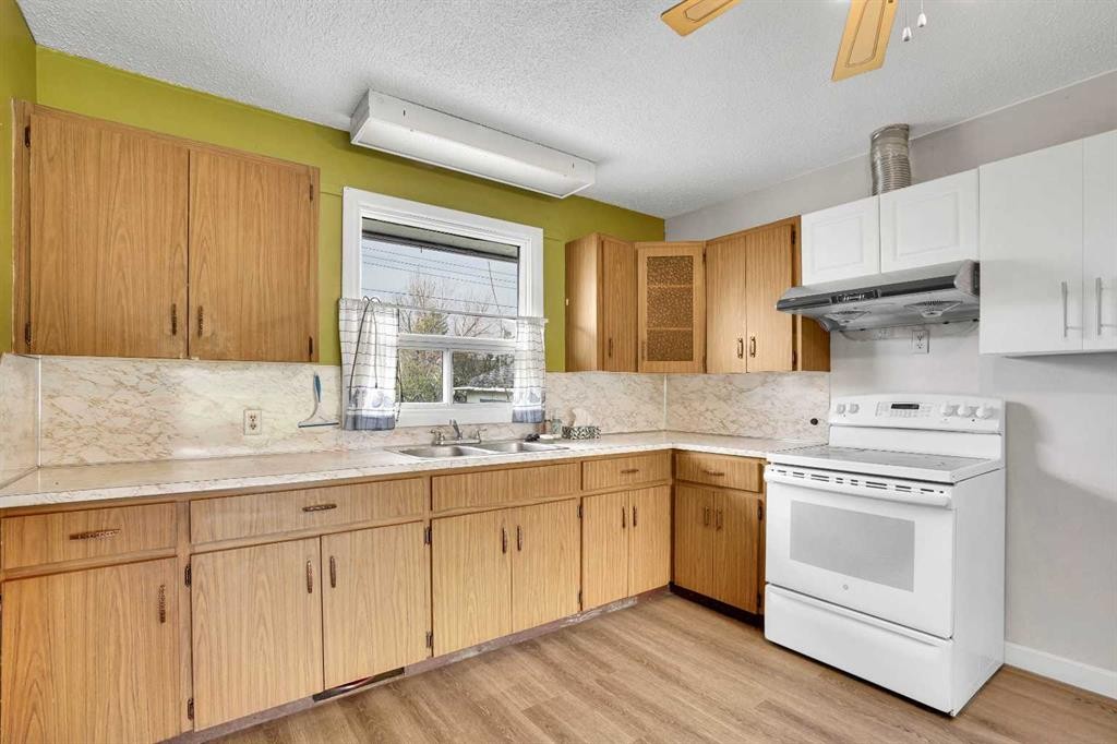 8316 43 Avenue Nw, Calgary, AB - Indoor Photo Showing Kitchen With Double Sink