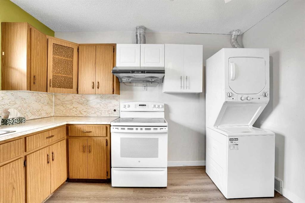 8316 43 Avenue Nw, Calgary, AB - Indoor Photo Showing Kitchen With Double Sink