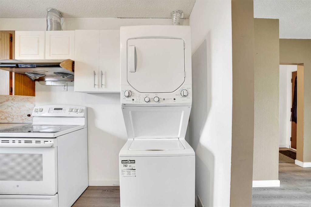 8316 43 Avenue Nw, Calgary, AB - Indoor Photo Showing Kitchen With Double Sink