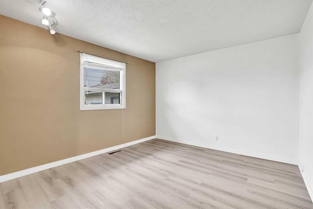 8316 43 Avenue Nw, Calgary, AB - Indoor Photo Showing Other Room