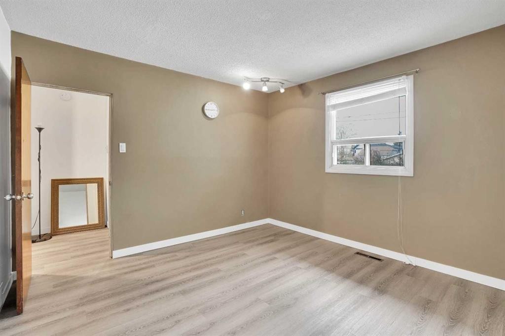 8316 43 Avenue Nw, Calgary, AB - Indoor Photo Showing Other Room