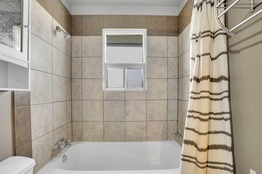 8316 43 Avenue Nw, Calgary, AB - Indoor Photo Showing Bathroom