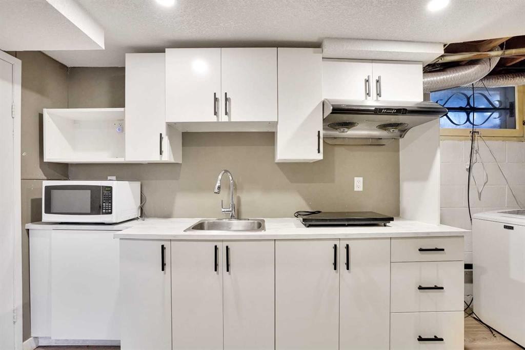 8316 43 Avenue Nw, Calgary, AB - Indoor Photo Showing Laundry Room