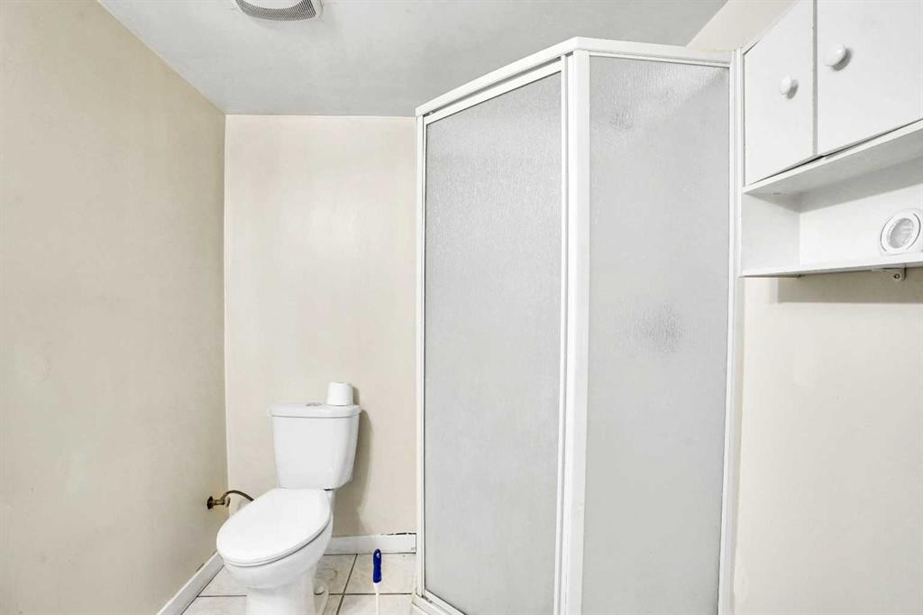 8316 43 Avenue Nw, Calgary, AB - Indoor Photo Showing Bathroom