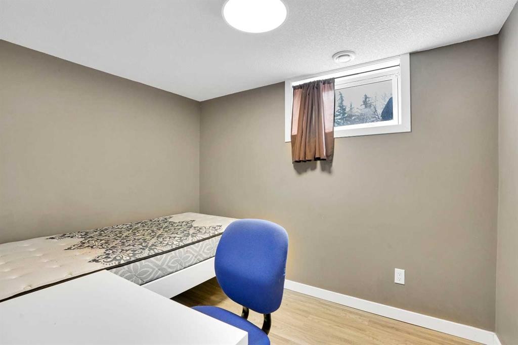8316 43 Avenue Nw, Calgary, AB - Indoor Photo Showing Bathroom