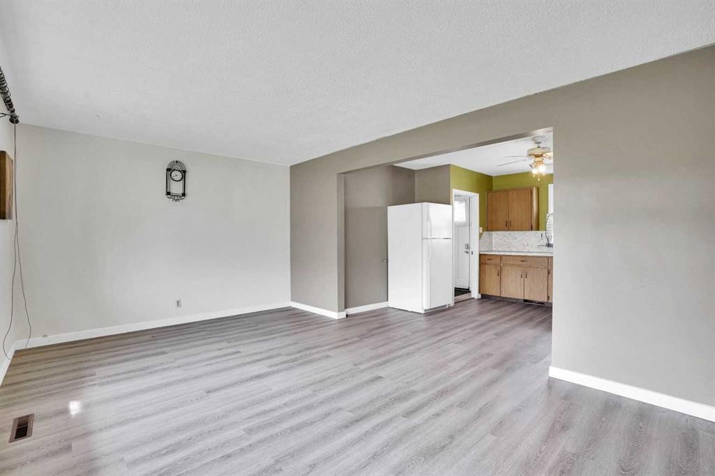 8316 43 Avenue Nw, Calgary, AB - Indoor Photo Showing Kitchen
