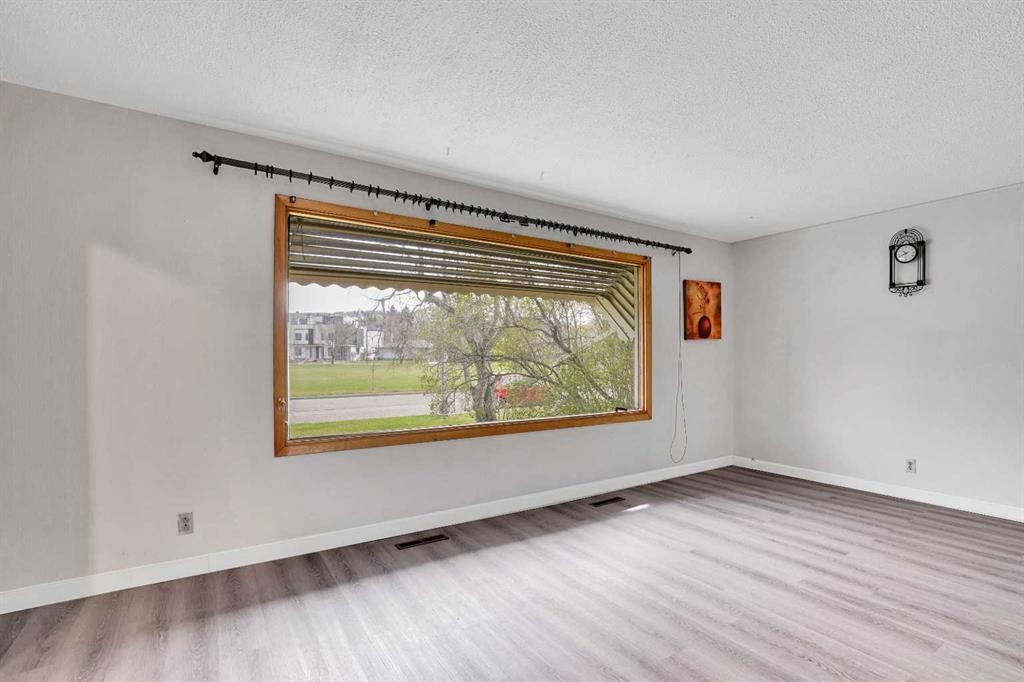 8316 43 Avenue Nw, Calgary, AB - Indoor Photo Showing Other Room