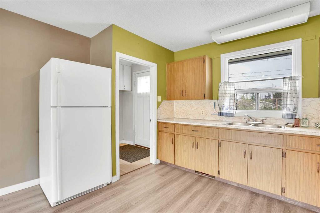 8316 43 Avenue Nw, Calgary, AB - Indoor Photo Showing Living Room