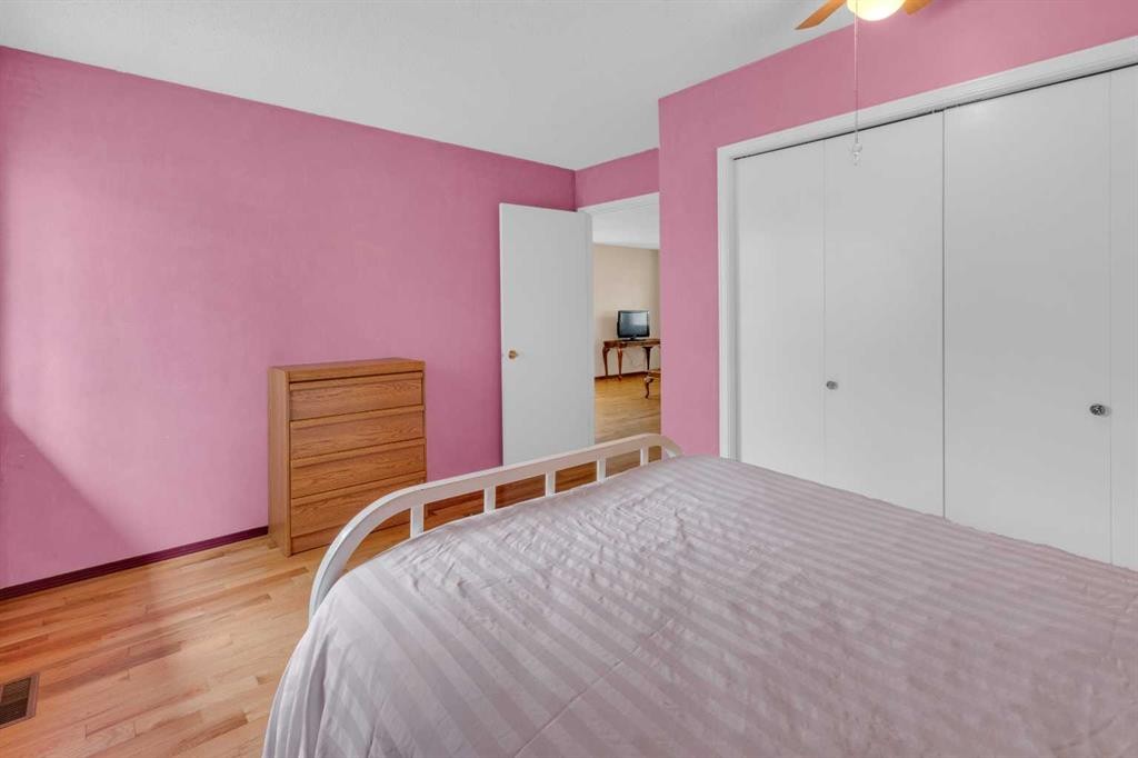 2831 Dovely Park Se, Calgary, AB - Indoor Photo Showing Bedroom
