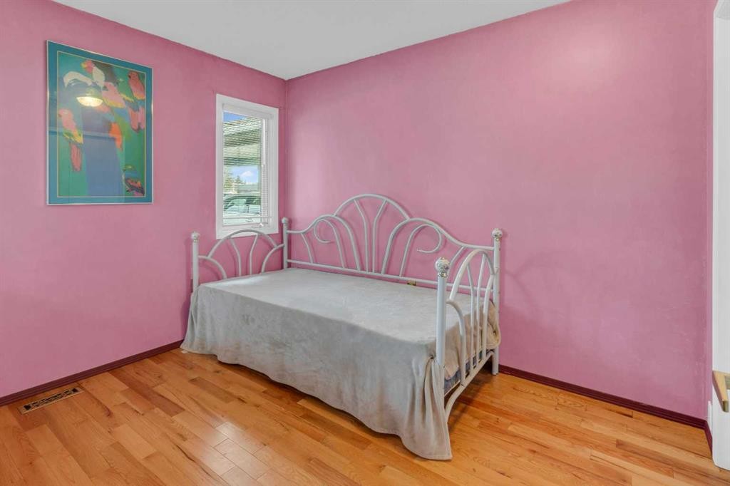 2831 Dovely Park Se, Calgary, AB - Indoor Photo Showing Bedroom