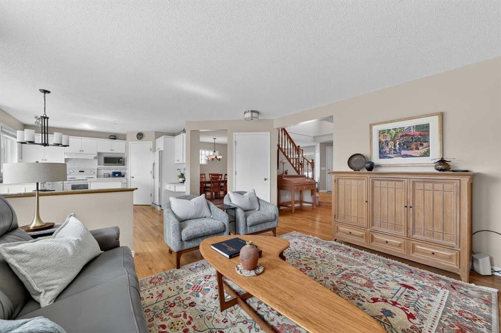 213 Citadel Gardens Nw, Calgary, AB - Indoor Photo Showing Living Room