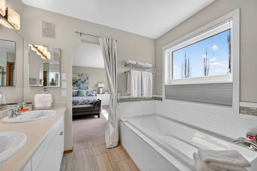 213 Citadel Gardens Nw, Calgary, AB - Indoor Photo Showing Bathroom