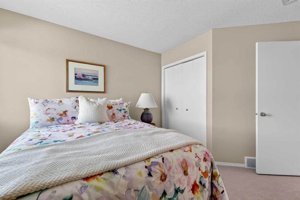 213 Citadel Gardens Nw, Calgary, AB - Indoor Photo Showing Bedroom