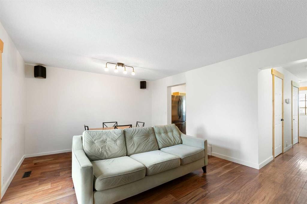84 Abingdon Crescent Ne, Calgary, AB - Indoor Photo Showing Living Room