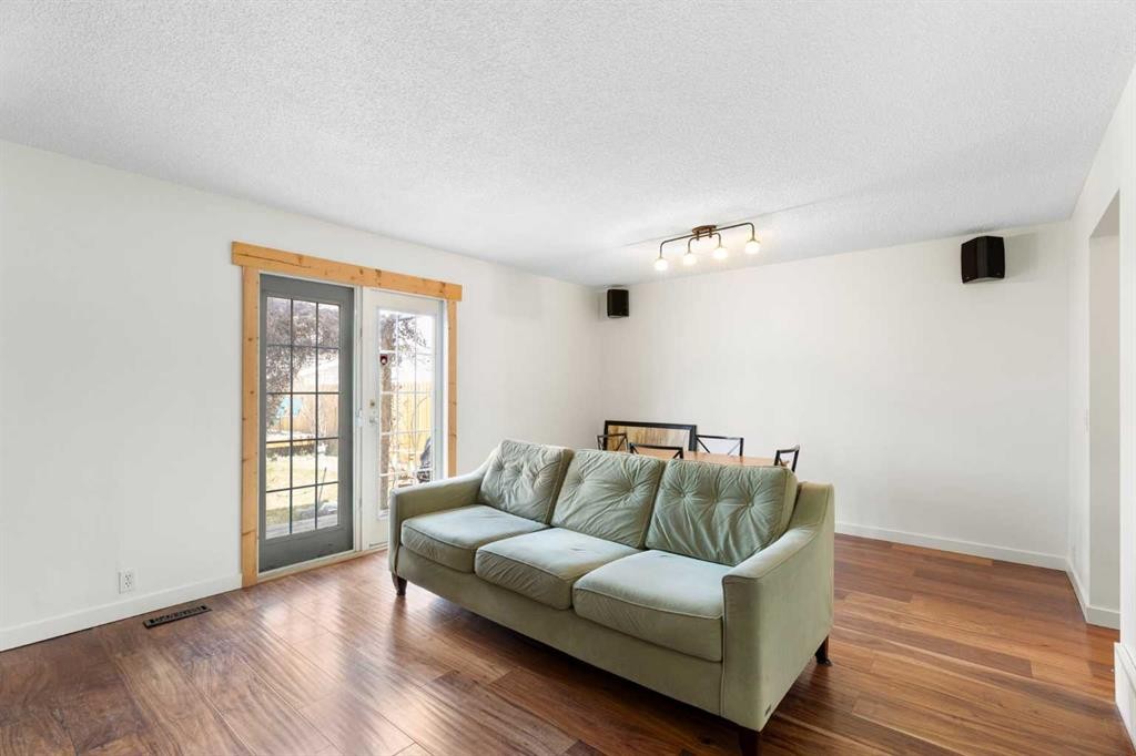 84 Abingdon Crescent Ne, Calgary, AB - Indoor Photo Showing Living Room